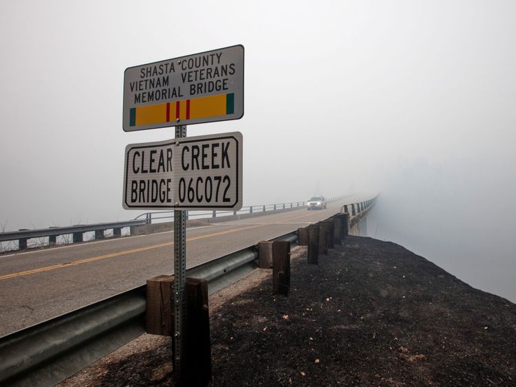 Fumée provenant des carénages de Carr Fire Clear Creek Bridge près d'Igo, en Californie