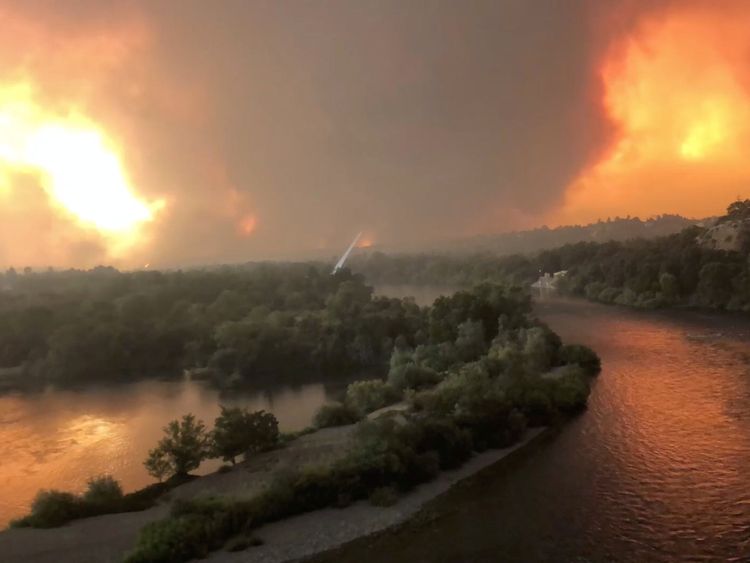 Un feu de forêt se propage à travers Redding, en Californie
