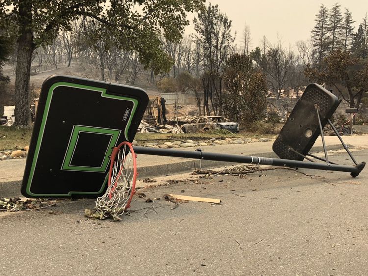 Les vents violents ont attisé les flammes, contribuant à la propagation des incendies