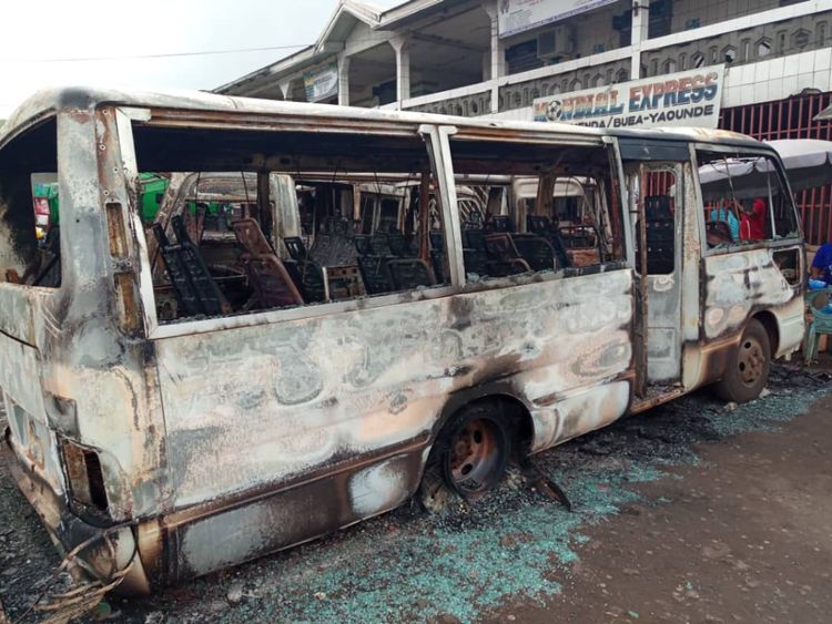 Bus brûlés à la gare routière de Buea après le tir d'artillerie