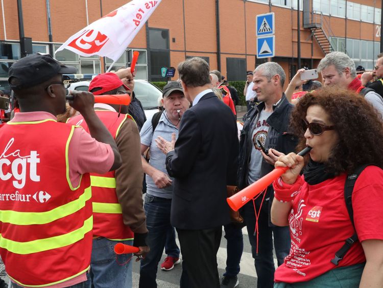 Carrefour est confronté à la colère des syndicats face aux projets de réduction de milliers d'emplois en France pour aider à réduire les coûts