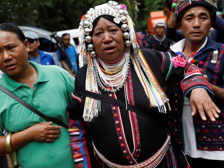 Une femme ethnique Akha prie pour le retour des disparus 