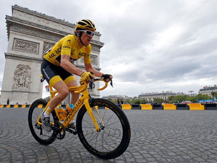 L'étape 21 de Houilles à Paris Champs-Elysées de 116 km - 29 juillet 2018 - Le coureur de Team Sky Geraint Thomas de Grande-Bretagne, portant le maillot jaune du leader, passe l'Arc de Triomphe dans le peloton