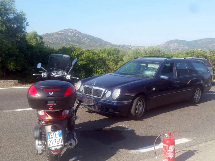 Une moto et une voiture sur les lieux de l'accident