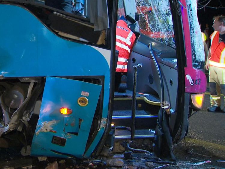 L'entraîneur a heurté des blocs de béton