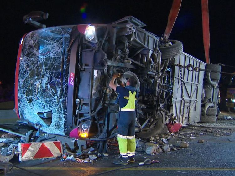 Le dessous de l'autocar est examiné après l'accident