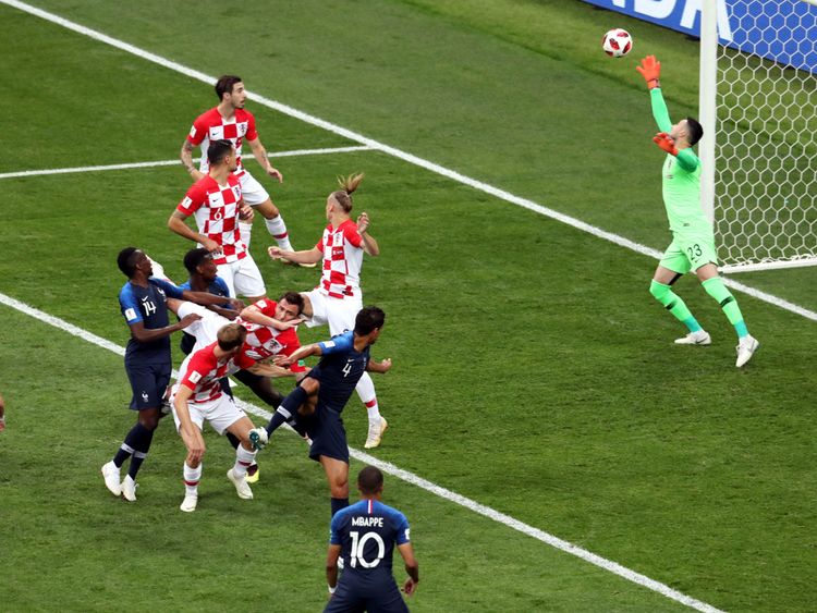 MOSCOU, RUSSIE - 15 JUILLET: Mario Mandzukic, de Croatie, marque un but contre son camp d'Antoine Griezmann sur le coup franc de France, premier but de la France lors de la Coupe du Monde de la FIFA 2018 entre la France et la Croatie au stade Luzhniki 15 juillet 2018 à Moscou, en Russie. (Photo par Catherine Ivill / Getty Images)
