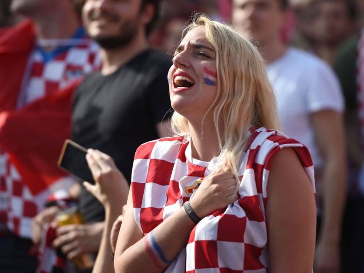 Les supporters croates vont chanter leur hymne national au centre-ville de Zagreb le 15 juillet 2018, lors du dernier match de football de la Coupe du Monde de Russie 2018 entre la Croatie et la France, le premier match de la Coupe du monde de Croatie. (Photo: ATTILA KISBENEDEK / AFP) (Crédit photo: ATTILA KISBENEDEK / AFP / Getty Images)
