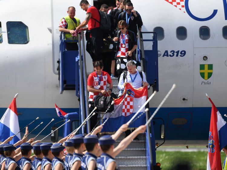 Meilleur joueur de la Coupe du Monde de la FIFA 2018 en Russie, le Croate Luka Modric et d'autres membres de l'équipe atterrissent à l'aéroport international de Zagreb