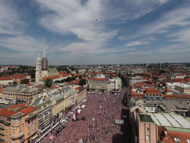 Les fans attendent l'arrivée de l'équipe de football croate après la finale de la Coupe du monde