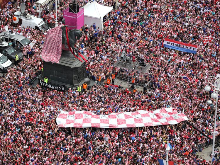 Des dizaines de milliers de personnes remplissent les rues de Zagreb