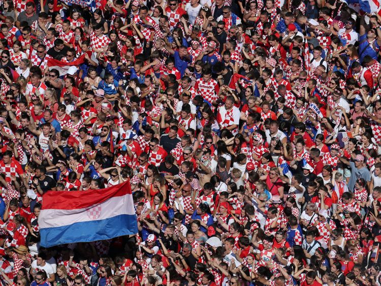 Des foules joyeuses attendent de saluer l'équipe de football de Croatie dans la capitale du pays