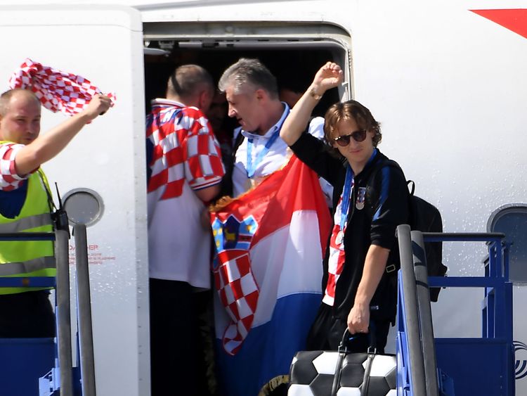 Luka Modric débarque à Zagreb avec le reste de l'équipe