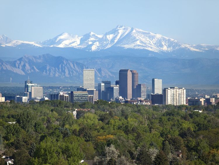 Denver Colorado gratte-ciel neigeux Longs Peak Rocky Mountains été - Image Libre de Droits