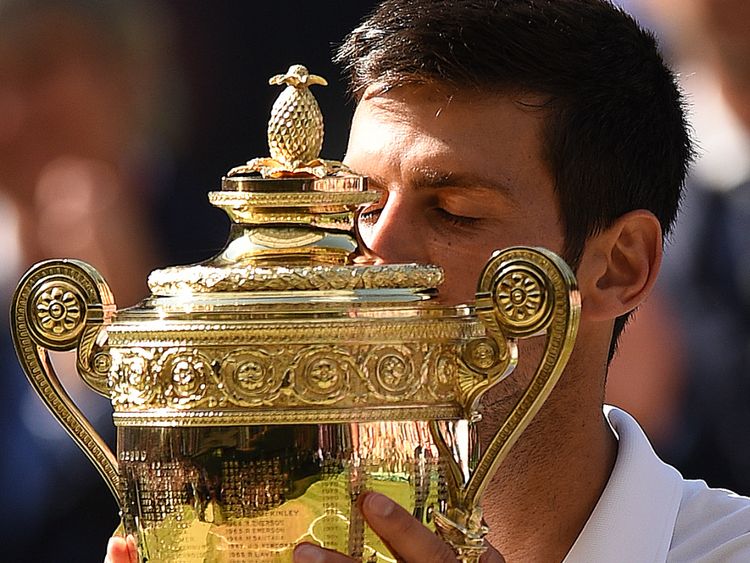La star du tennis embrasse son trophée bien mérité