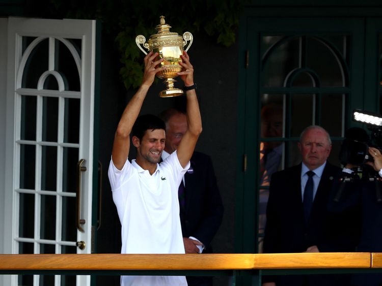 Djokovic lève le trophée sur le balcon du Centre Court 