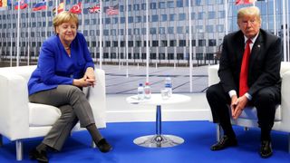 Donald Trump et Angela Merkel participent à une réunion bilatérale au sommet de l'OTAN