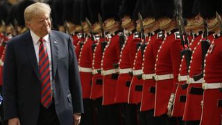 Donald Trump inspecte une garde d'honneur, formée des gardes Coldstream au château de Windsor, à Windsor, en Angleterre, le vendredi 13 juillet 2018