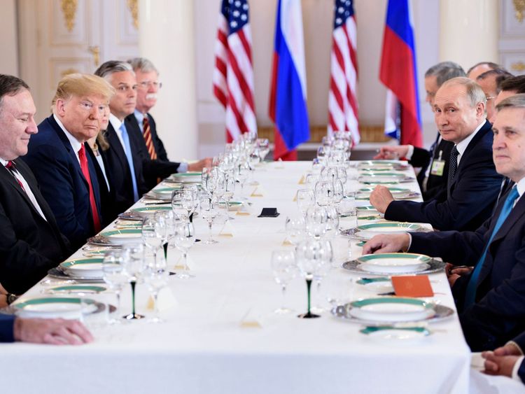 Le président américain Donald Trump (3L), le président russe Vladimir Poutine (2R) et d'autres attendent un déjeuner de travail au palais présidentiel de la Finlande le 16 juillet 2018 à Helsinki, en Finlande. - Les dirigeants américains et russes ont ouvert un sommet historique à Helsinki, avec Donald Trump promettant une relation extraordinaire & # 39; et Vladimir Poutine disant qu'il était grand temps de débattre des différends dans le monde entier. (Photo par Brendan Smialowski / AFP) (Crédit photo devrait lire BRENDAN SMIALOWSKI / AFP / Getty Images)
