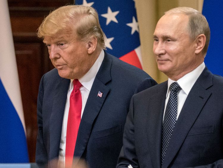 HELSINKI, FINLANDE - 16 JUILLET: Le président américain Donald Trump (à gauche) et le président russe Vladimir Poutine arrivent à attendre les médias lors d'une conférence de presse conjointe après leur sommet du 16 juillet 2018 à Helsinki, en Finlande. Les deux dirigeants se sont rencontrés en tête-à-tête et ont discuté d'un éventail de questions, y compris la collusion des élections de 2016 aux États-Unis. (Photo par Chris McGrath / Getty Images) *** Légende locale *** Donald Trump: Vladimir Poutine