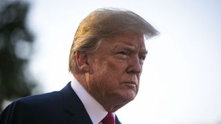 Donald Trump parle aux journalistes sur la pelouse sud avant de monter à bord de Marine One et de quitter la Maison Blanche