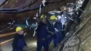 Les sauveteurs tentent de faire un chemin vers les garçons échoués dans les grottes de Thaïlande