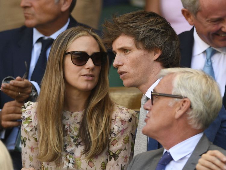   Eddie Redmayne parle avec sa femme Hannah dans la Royal Box pendant la finale des hommes de Wimbledon