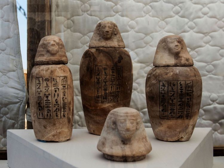 Une photo prise le 14 juillet 2018 montre des statuettes exposées devant la pyramide à degrés de Saqqara, au sud de la capitale égyptienne, Le Caire. - Le ministre égyptien des Antiquités a annoncé l'excavation d'un atelier de momification découvert avec un lieu de sépulture communal, composé de plusieurs chambres funéraires. Les travaux sont menés au sud de la pyramide du roi Unas à Saqqarah par une mission égypto-allemande. (Photo par Khaled DESOUKI / AFP) (Crédit photo devrait lire KHALED DESOUKI / AFP / Obtenir