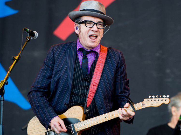 Elvis Costello en concert sur la scène pyramidale du festival de Glastonbury en 2013