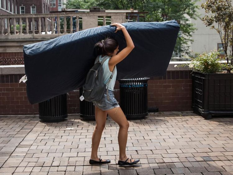 Emma Sulkowicz a porté un matelas pour protester contre l'enquête d'agression