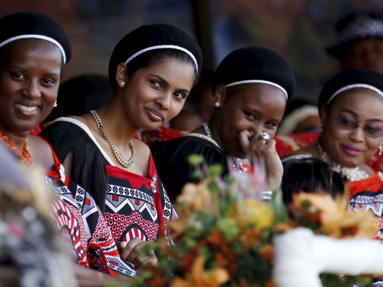 Quatre des 15 femmes du roi Mswati réagissent au dernier jour de la danse des roseaux au palais royal de Ludzidzini au Swaziland, le 31 août 2015. Pendant la cérémonie de huit jours, les filles vierges coupent les roseaux et les présentent à la reine mère. The Reed Dance permet également au roi Mswati III du Swaziland de choisir une femme s'il le souhaite. Mswati a actuellement 15 femmes. REUTERS / Siphiwe Sibeko
