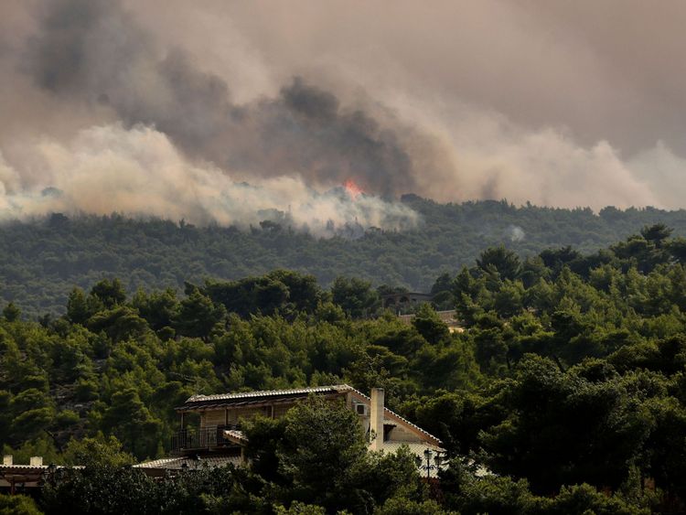 Des nuages ​​de fumée font rage à Kineta, près d'Athènes