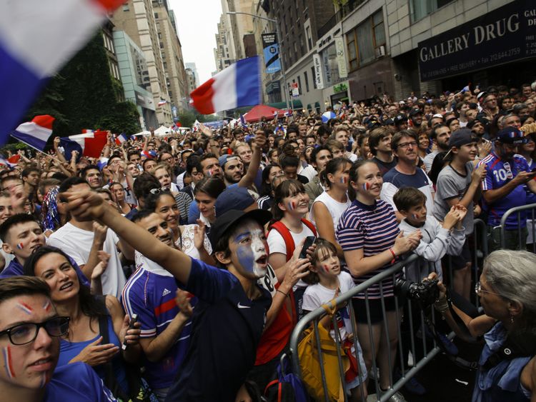 Les fans français se rassemblent alors qu'ils regardent le match final de la Coupe du Monde entre la France et la Croatie le 15 juillet 2018 à New York. - La finale de la Coupe du Monde entre la France et la Croatie à Moscou met fin à un festival de football d'un mois qui a changé les perceptions du pays hôte tout en donnant de l'espoir à l'outsider sur le terrain. (Photo par KENA BETANCUR / AFP) (Crédit photo devrait lire KENA BETANCUR / AFP / Getty Images)

