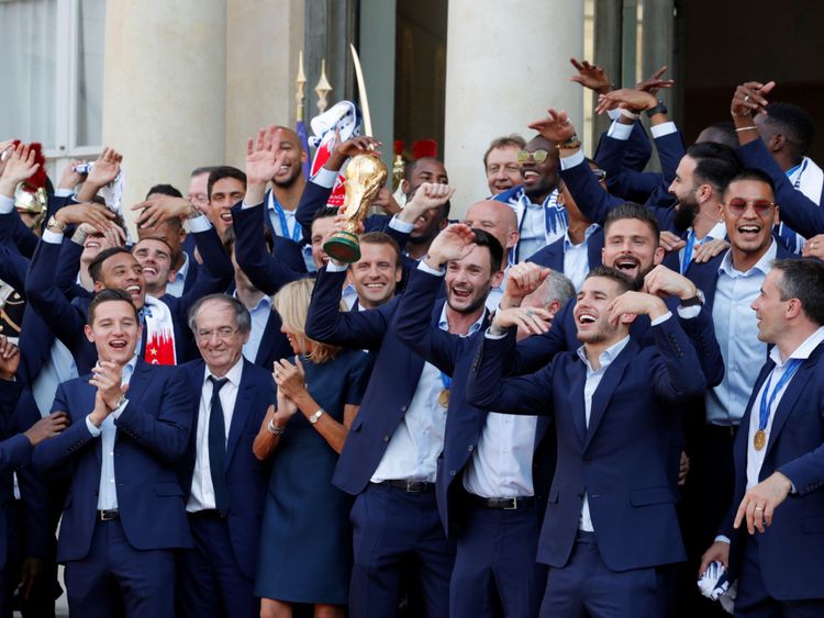 Le président Macron et son épouse Brigitte Macron posent avec l'équipe de l'Elysée
