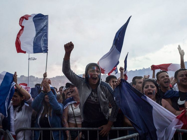 Les gens réagissent en regardant le match final de la Coupe du Monde Russie 2018 entre la France et la Croatie, le 15 juillet 2018 à Lyon. (Photo par ROMAIN LAFABREGUE / AFP) (Crédit photo devrait lire ROMAIN LAFABREGUE / AFP / Getty Images)

