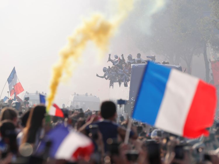 Les joueurs défilent le trophée alors que les fusées éclairantes