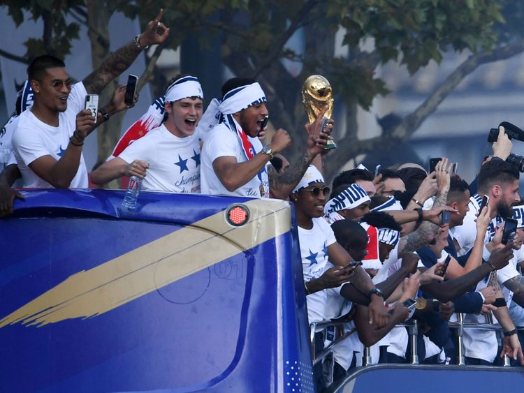 Les joueurs défilent la Coupe du Monde
