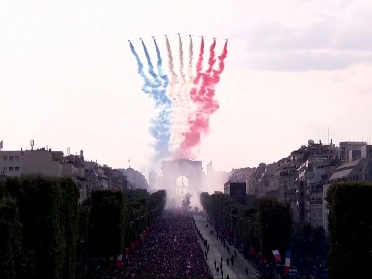 La Patrouille de France derrière la fumée bleue, blanche et rouge