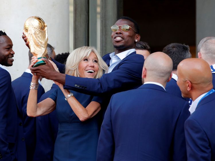 Brigitte Macron et le milieu de terrain Paul Pogba tiennent le trophée