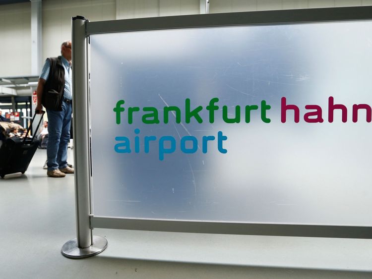 Un passager traverse le terminal de l'aéroport de Francfort Hahn à 100 kilomètres (60 miles) à l'ouest de Francfort, en Allemagne, le 6 juin 2016. REUTERS / Ralph Orlowski