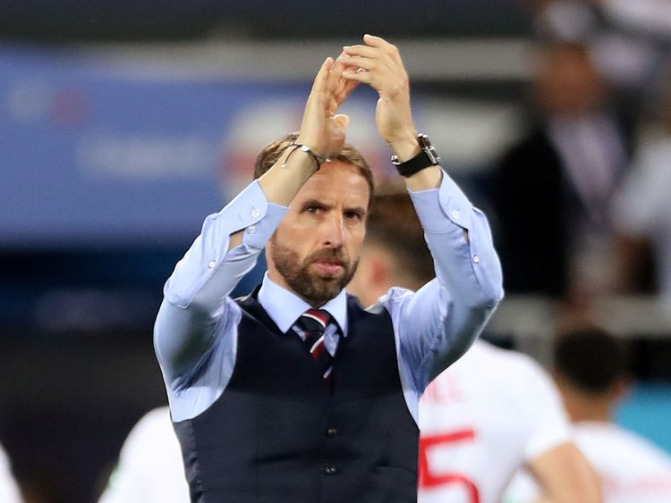 Football - Coupe du Monde - Groupe G - Angleterre vs Belgique - Kaliningrad Stadium, Kaliningrad, Russie - 28 juin 2018 Le manager de l'Angleterre Gareth Southgate applaudit ses supporters après le match REUTERS / Marko Djurica