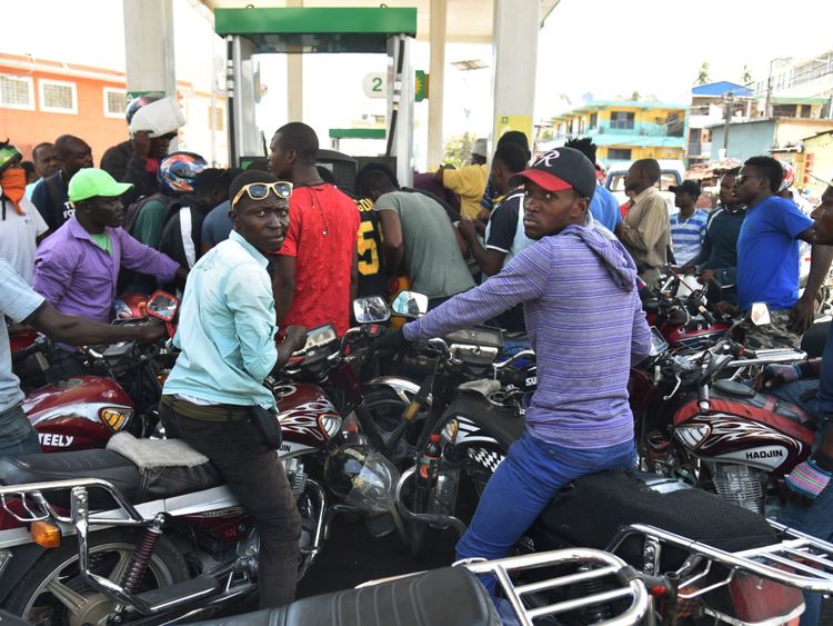 Le peuple haïtien attend d'acheter du carburant dans une station-service de Petion Ville l'une des rares stations-service ouvertes pendant la grève pour protester contre la hausse des prix du carburant