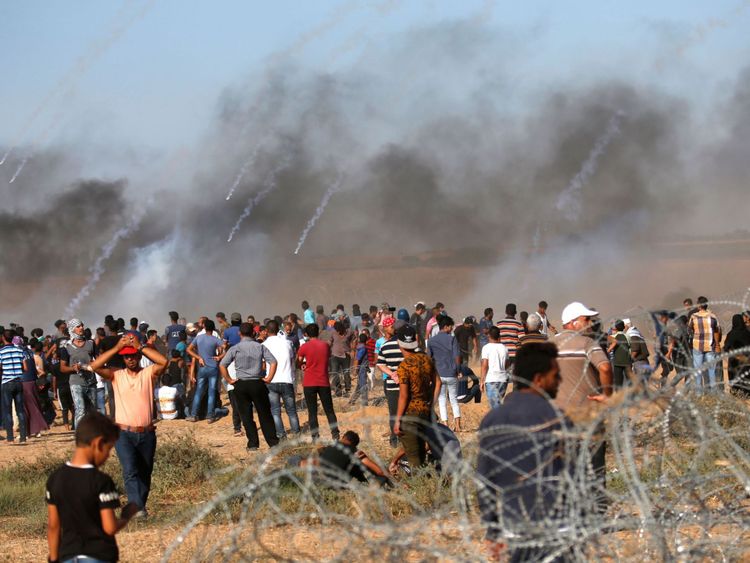 Une photo prise le 20 juillet 2018 montre des bombes lacrymogènes tirées par les forces israéliennes qui atterrissent au milieu de manifestants le long de la frontière avec Israël à l'est de Khan Yunis dans le sud de la bande de Gaza