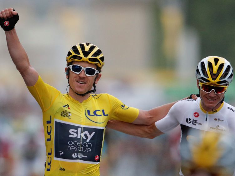 Le cavalier de l'équipe Sky, Geraint Thomas, de Grande-Bretagne, portant le maillot jaune du leader du classement général, célèbre en terminant avec son coéquipier Chris Froome