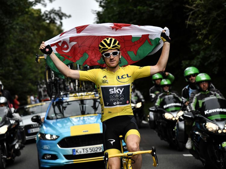 La Grande-Bretagne Geraint Thomas détient le drapeau gallois