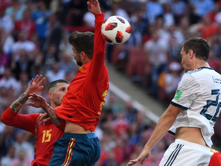 Gerard Pique (Espagne) manie le ballon dans la surface pour concéder une pénalité