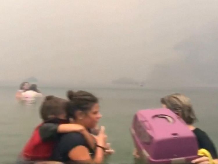 Des centaines ont fui dans l'eau pour essayer de survivre à l'incendie