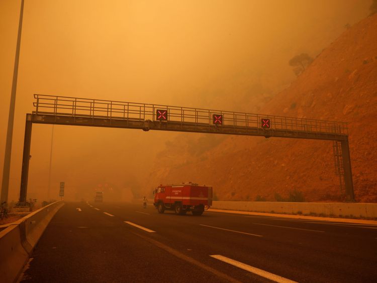 La fumée recouvre une autoroute alors qu'un feu brûle à Kineta, près d'Athènes