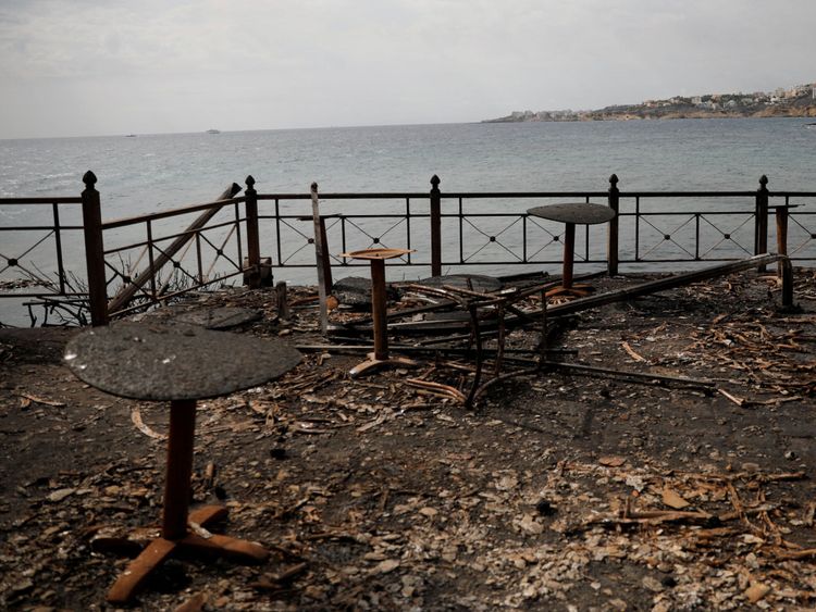 Tables et chaises d'un café balnéaire après un feu de forêt dans le village de Mati, près d'Athènes