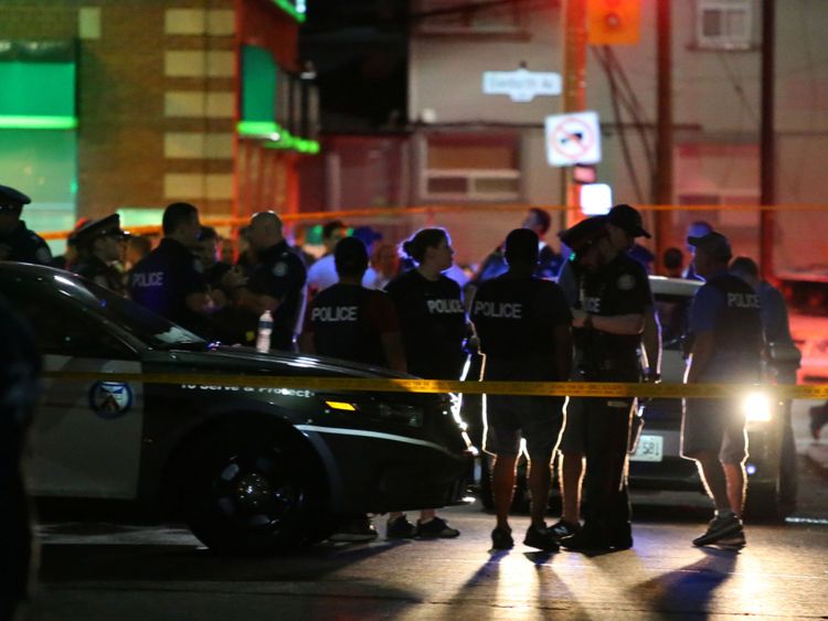 La police est vue près de la scène d'un tir de masse à Toronto, Canada, le 22 juillet 2018